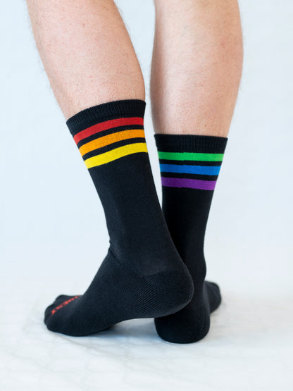 Los Calcetines de Rayas Arcoíris Desparejados de Rudest - Negro
