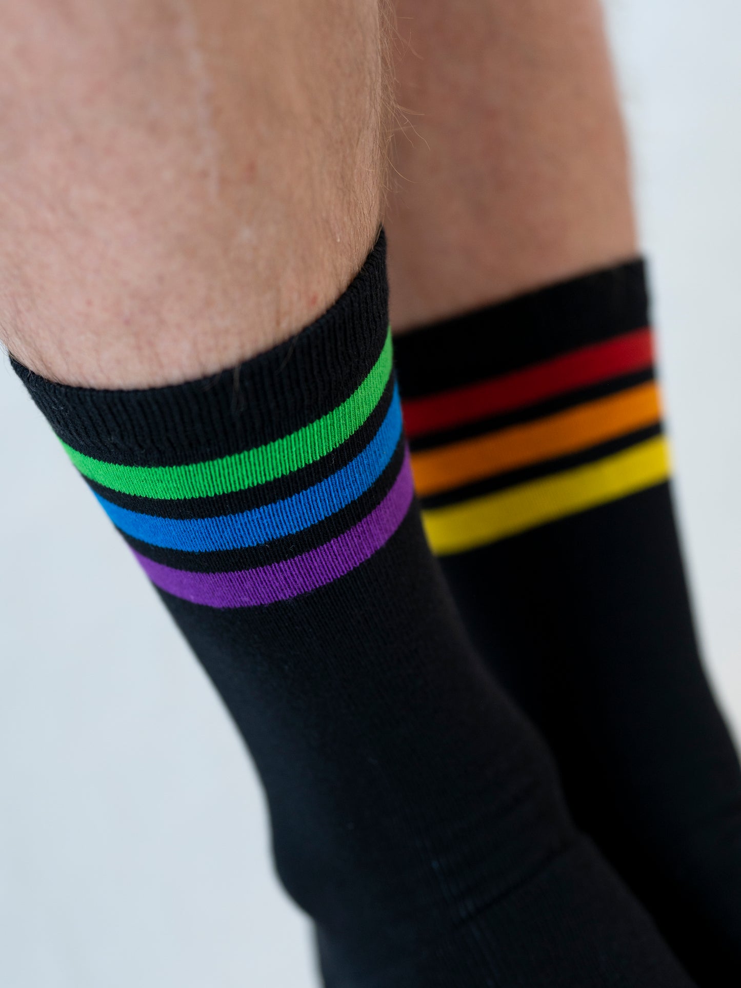 Los Calcetines de Rayas Arcoíris Desparejados de Rudest - Negro